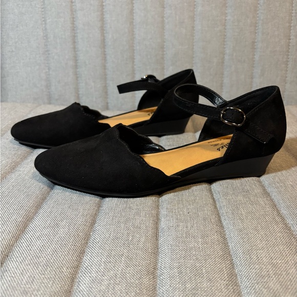 Seychelles Black Flats with Ankle Strap - Picture 5 of 8